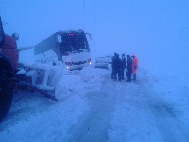 امدادرسانی به اتوبوس خارج‌شده از جاده در محور نهاوند به بروجرد+ تصویر
