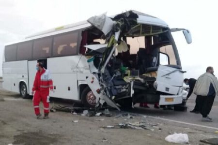برخورد اتوبوس با تریلر در آزادراه خرم‌آباد- بروجرد یک فوتی و ۱۹ مصدوم داشت