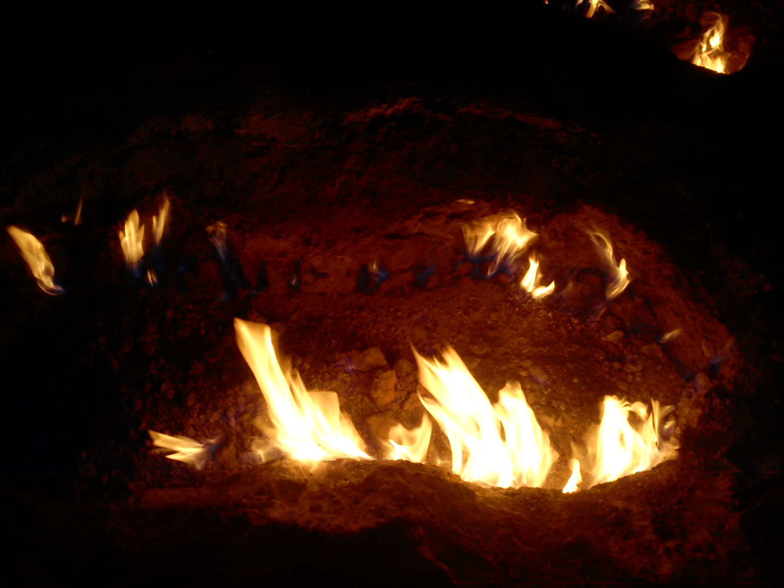 تصاویر/ برآمدن آتش از زمین های کشاورزی چم کمبود علیا در کوهدشت