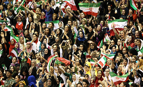 به بانوان اجازه ورود به سالن مسابقه ایران و صربستان داده شد  بیشتر: ورزش ایرانی: به بانوان اجازه ورود به سالن مسابقه ایران و صربستان داده شد