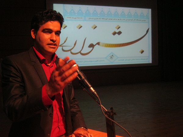 خوشنویس جوان کوهدشتی درحال کتابت کامل قرآن
