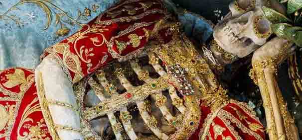 اجساد ۴۰۰ ساله با لباس های فاخر و جواهرات تقدیس شده